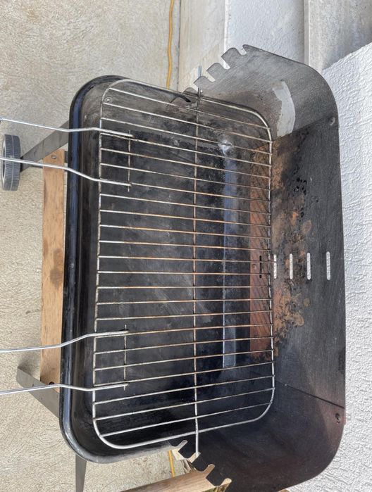 Grill cu carbune pentru gradina