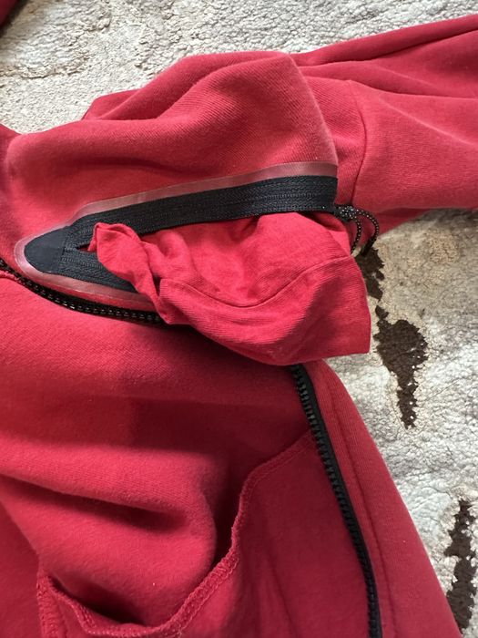 Vând nike tech rosu marinea L