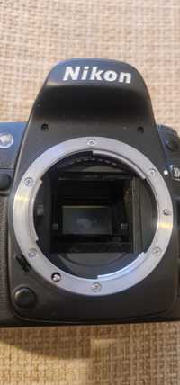 Nikon D80 DSLR с оригинална батерия и зарядно за ремонт или части.