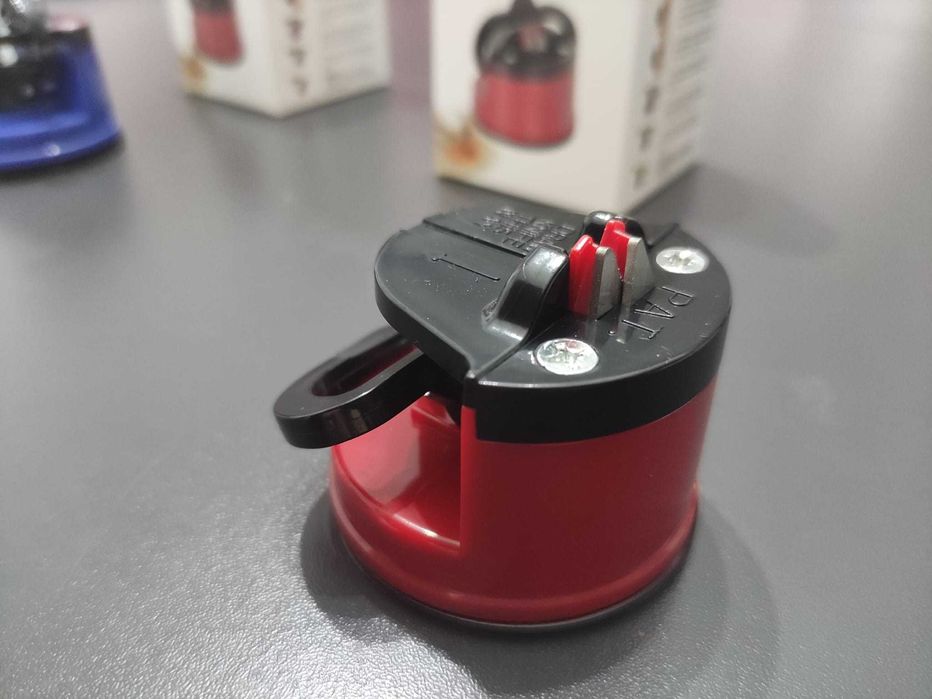 Ascuțitor de cuțite si prindere cu ventuza - Roșu/Albastru