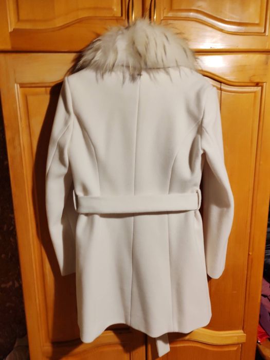 Бяло красиво палто с "богата" естествена кожа.