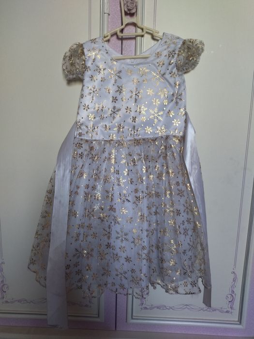 Продаю детское платье с золотистыми снежинками