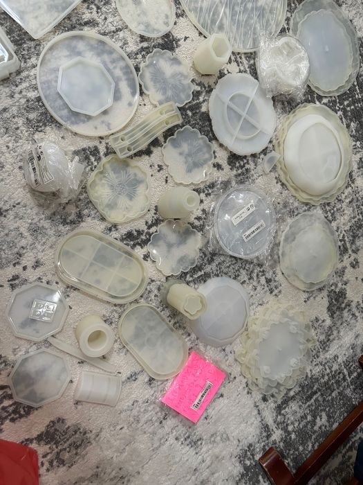 Силиконовые молды, эпоксидная смола и разные краски и блестки для них