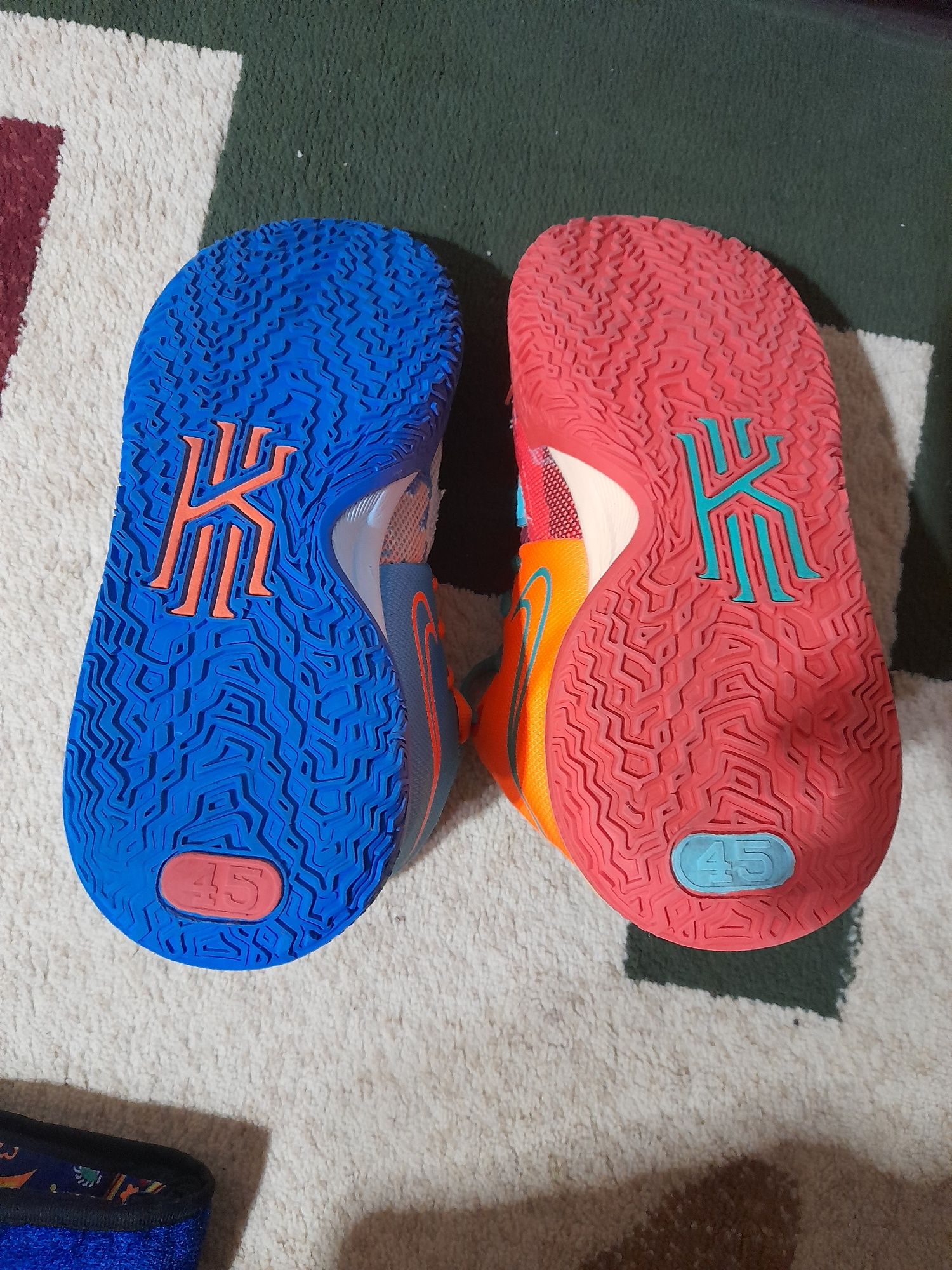 Красовки от фирмы NIKE.