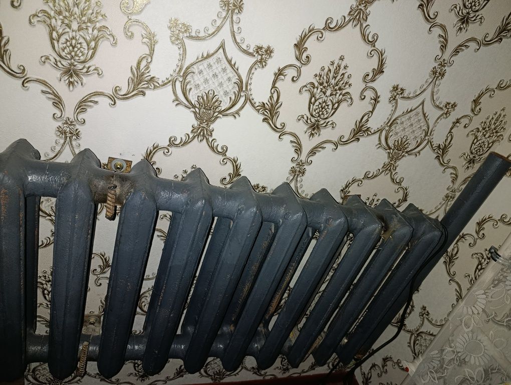 Продам чугунную батарею