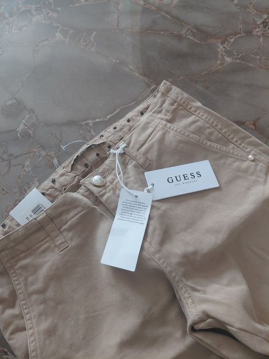 Blugi noi cu eticheta