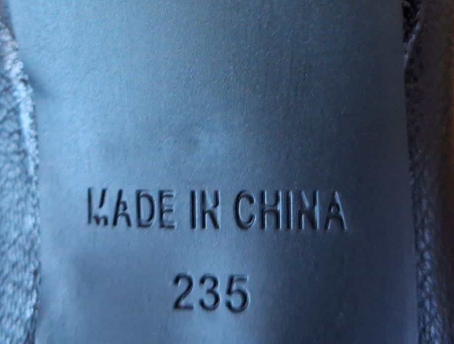 Продавам пънк/готик черни боти на високи токове