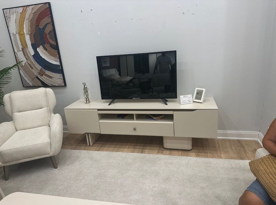 Чисто нов модерен ТВ шкаф