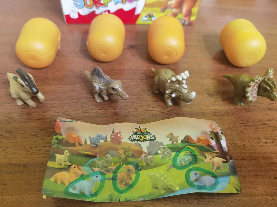 Киндер фигурки динозаври