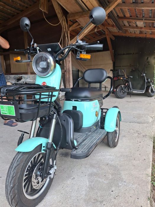 Scuter electric pe 3 roti