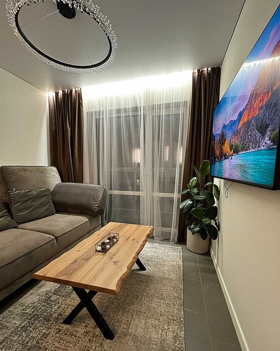 Трапезна маса с жив ръб