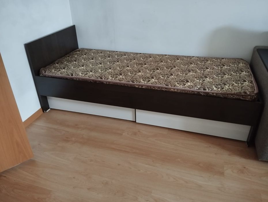 Кровать  односпалка,  стол кухонный