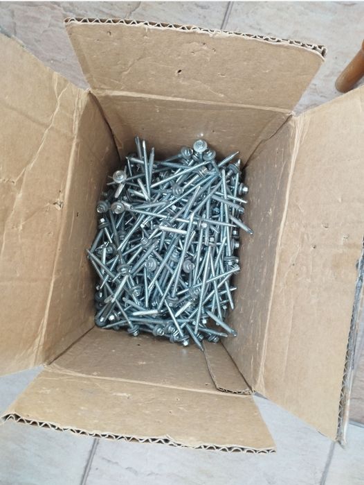 De vânzare o cutie cu holsuruburi pentru panouri tip sandwich, sunt 22