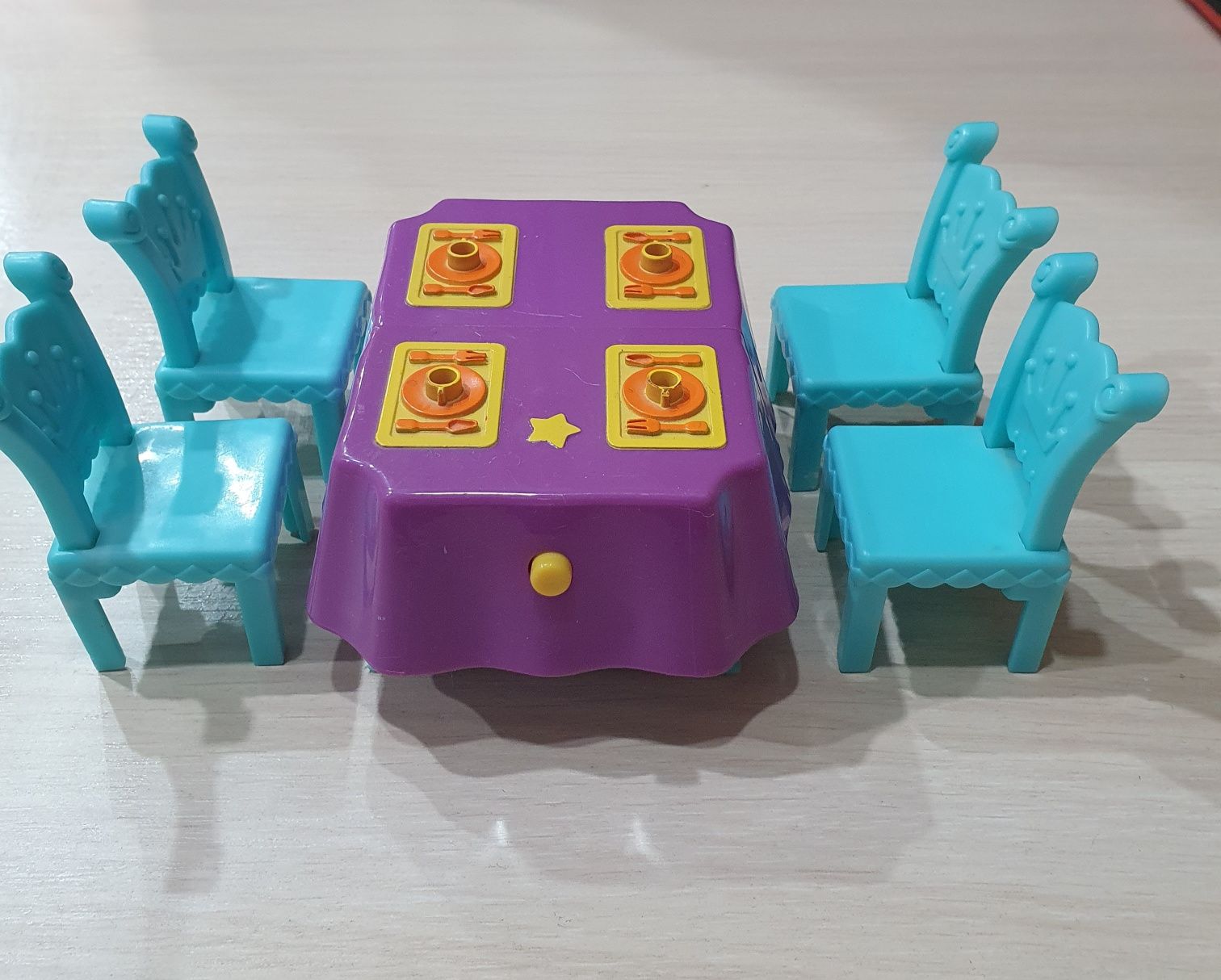 Продам игрушечный столик со стульчиками