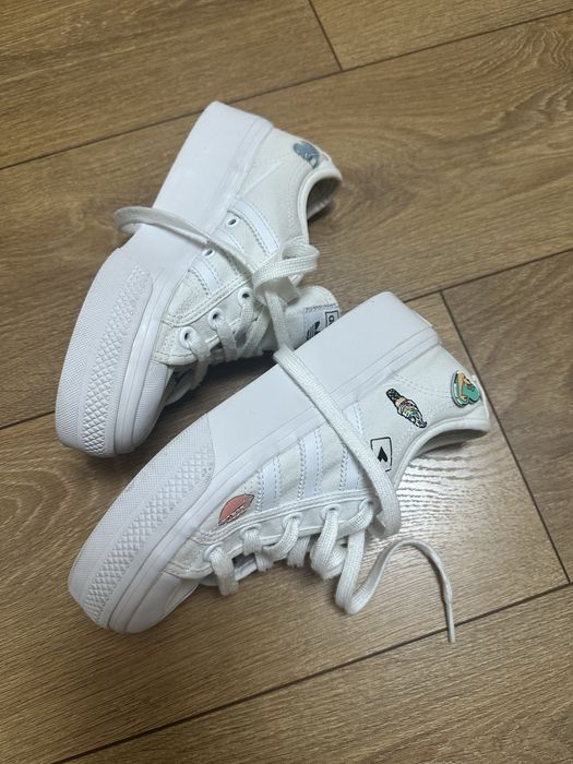 Tenesi adidas,colorati ,marime 35