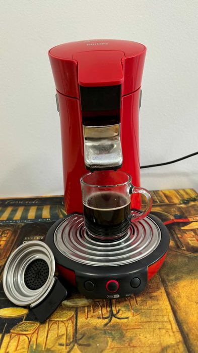 Vand 2 espressoare Philips Senseo cu paduri de cafea.