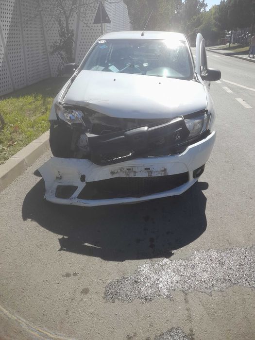 Vand Logan avariat impreuna cu autorizatie taxi