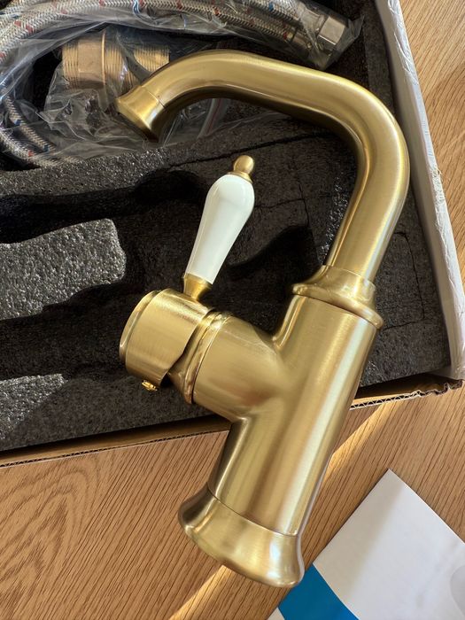 Смесител в цвят “Старо злато”