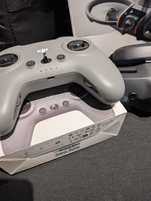 DJI Avata 2 cu 3 acumulatori, controller RC2 plus extra accesorii