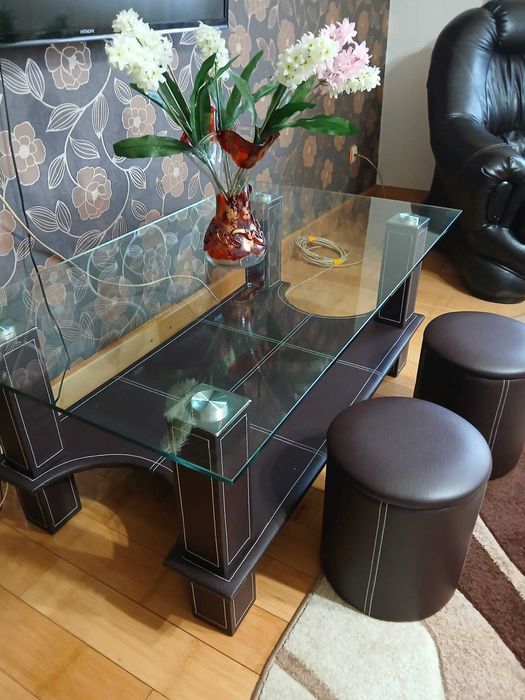 Vând canapea extensibilă cu 2 fotolii și o măsuță de sticlă.