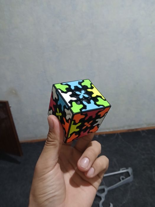 Kubik rubiklar sotiladi