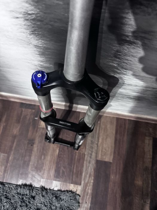 RockShox Sektor 26" и курбели Zee.