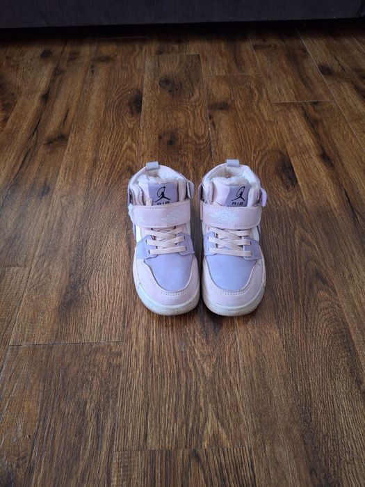 Продаются детские кроссовки на меху, в отличном состоянии