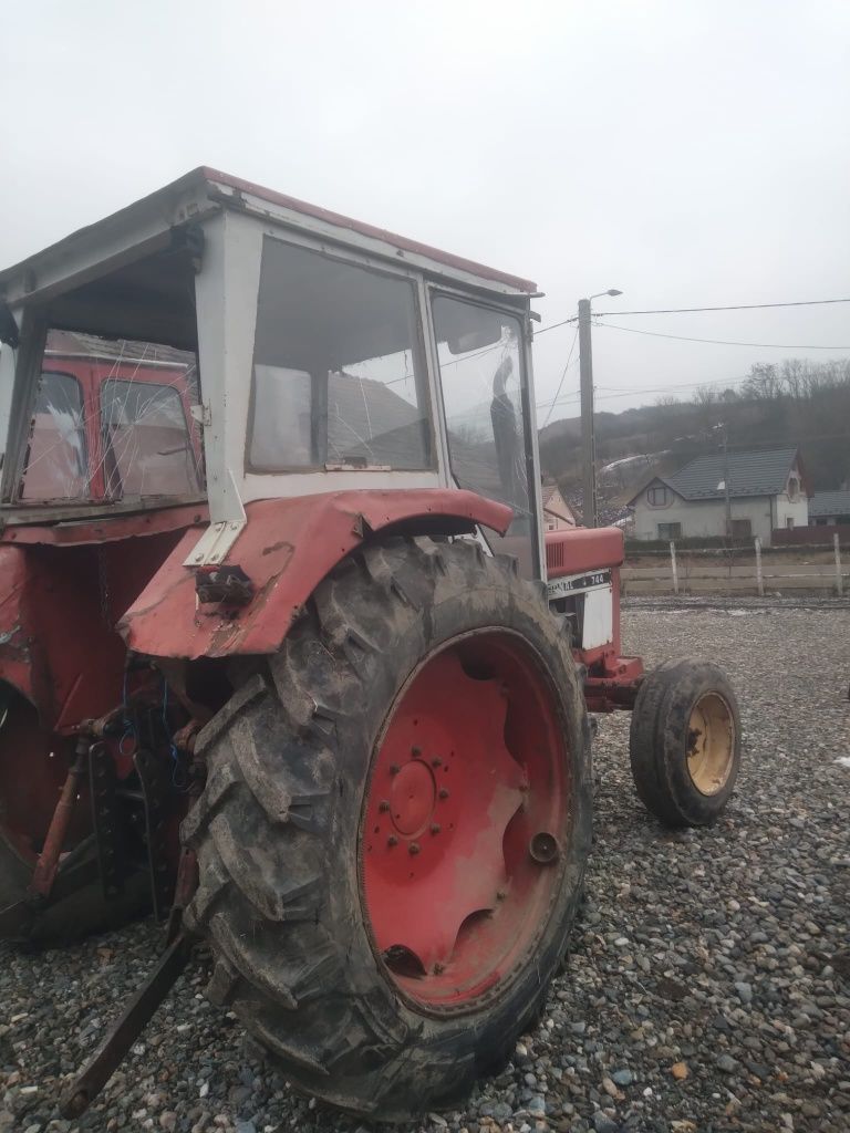 Vând tractor international în stare de funcționare