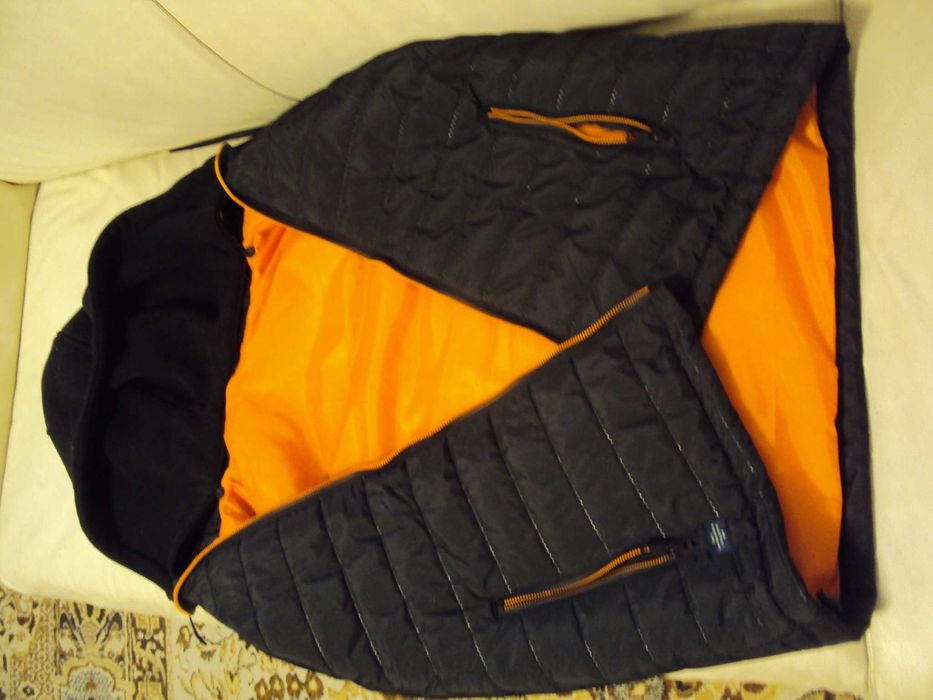 Грейка със сваляща се качулка черна с оранжева подплата