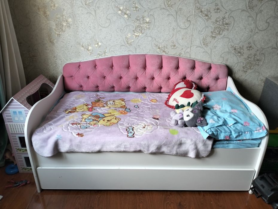 Детская кроватка для девочек розового цвета