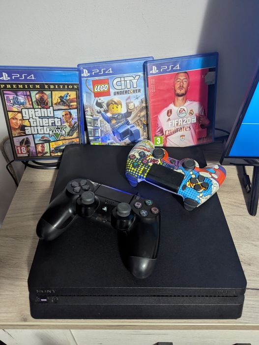 Ps4 slim 2manete 3jocuri