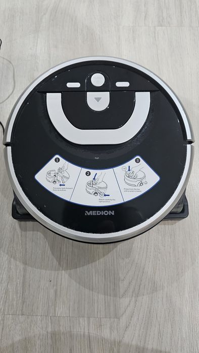 Продавам Миещ робот-прахосмукача Medion MD 18379