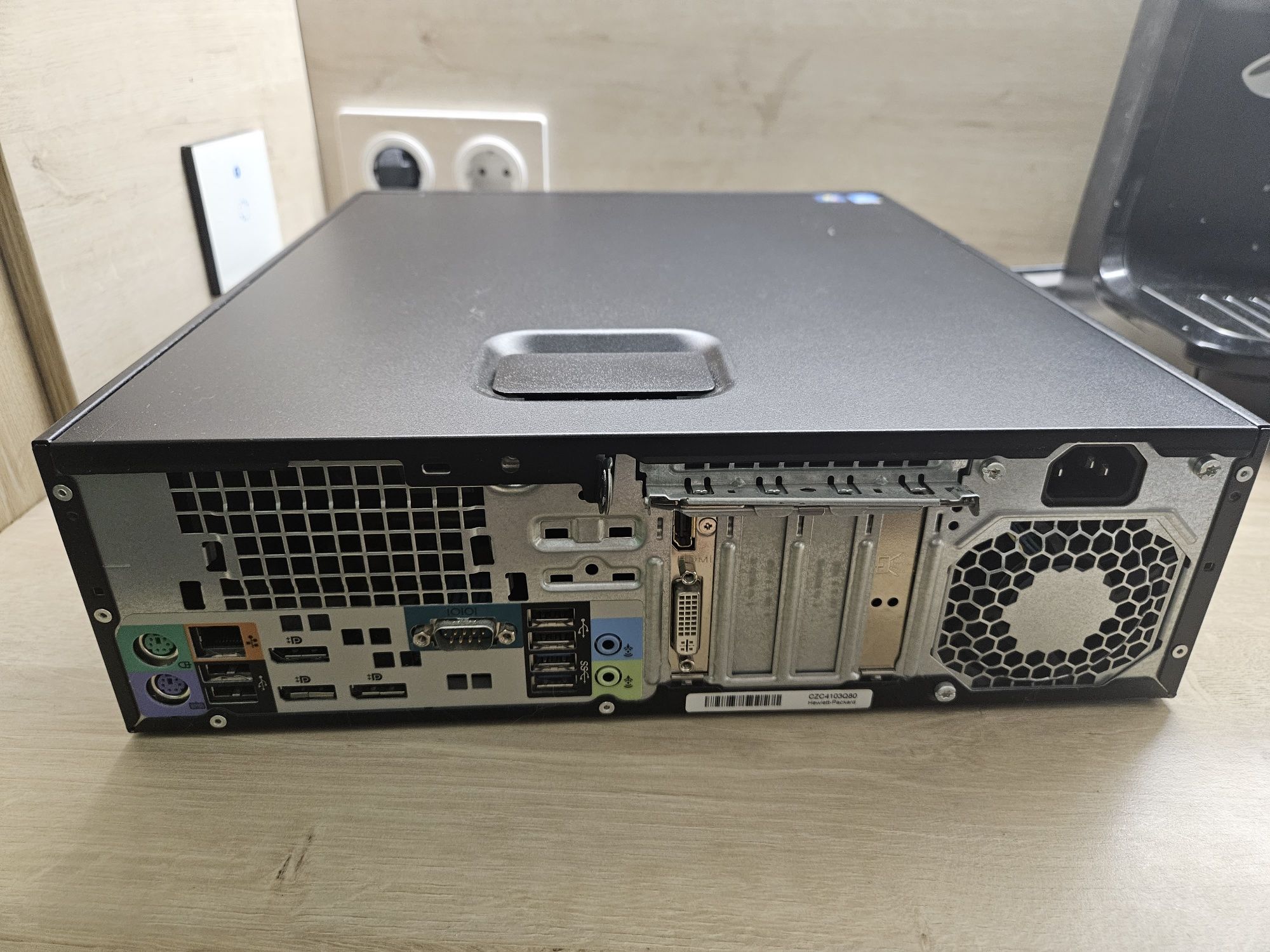 Продавам hp z230 sff