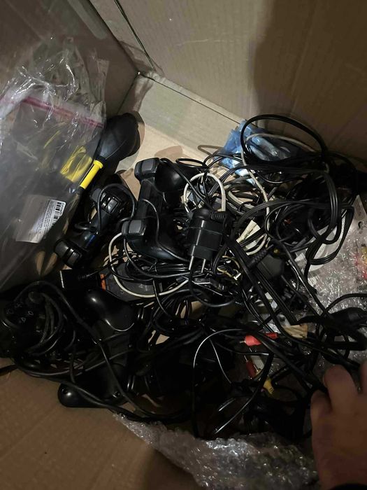 ЛОТ Playstation 2, джойстици, мемори карти, резервни части.