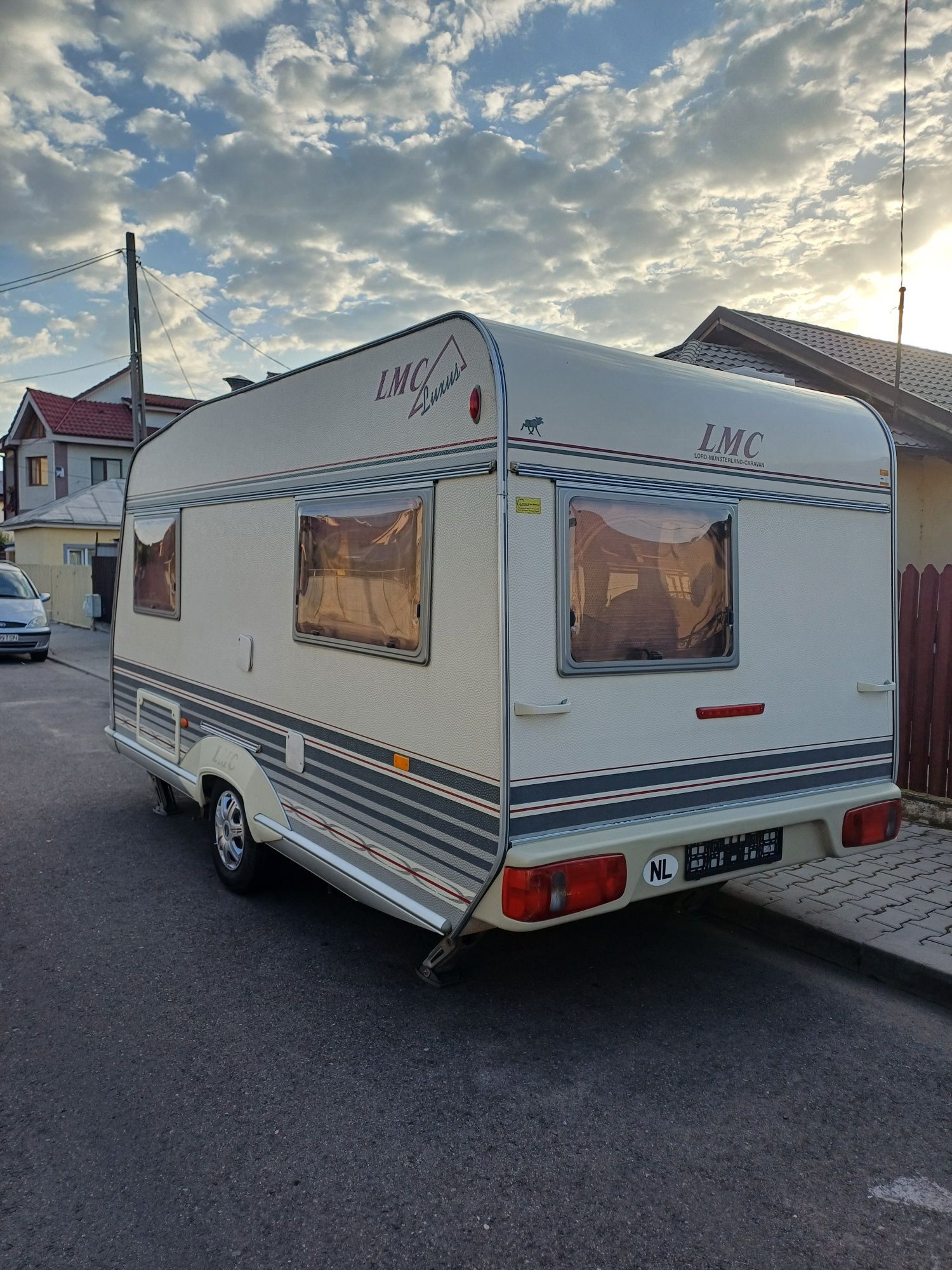 Vind rulota LMC model 390 K1 , ptr 4- 5 persoane înmatriculată RO .