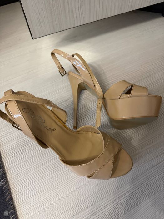 Дамски бежови токчета с платформа тип сандал