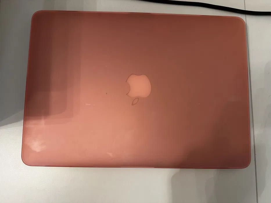 Продавам Apple Macbook Air 13.3 (i5, 8GB, 128GB)+аксесоари
