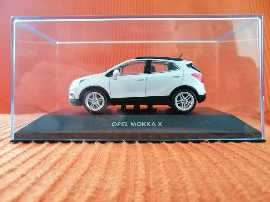 Vand macheta noua OPEL Mokka X, alb, ediție de reprezentanta, 1 43