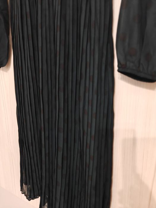 Тъмно зелена рокля на Черни точки