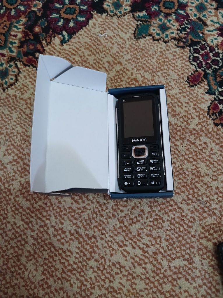 Rasmdagi 3 ta telefon 400000