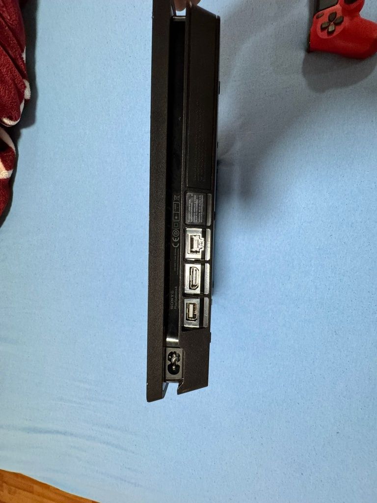 Плейстейшън 4 ,slim