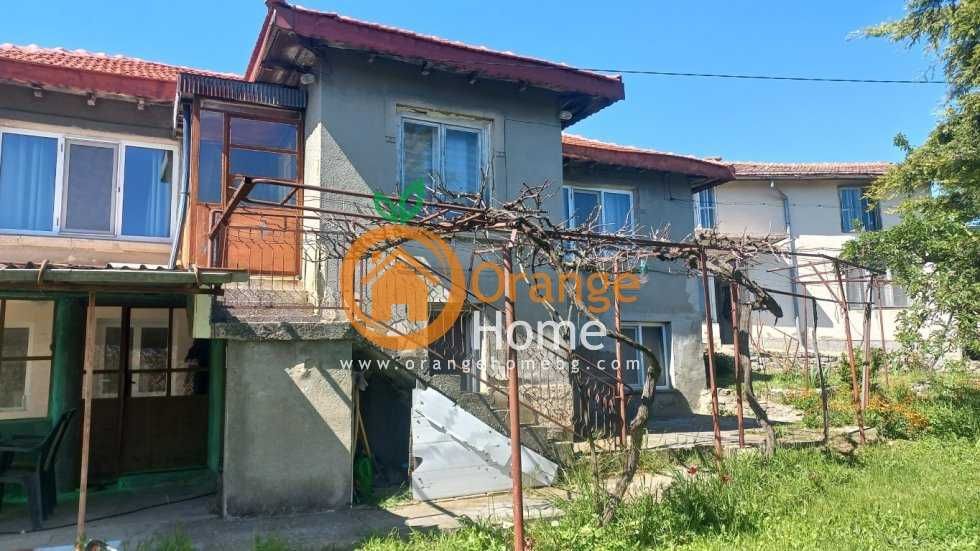 2 къщи 240 м2 с двор 860 м2, само на 10 км от Варна, с. Кичево