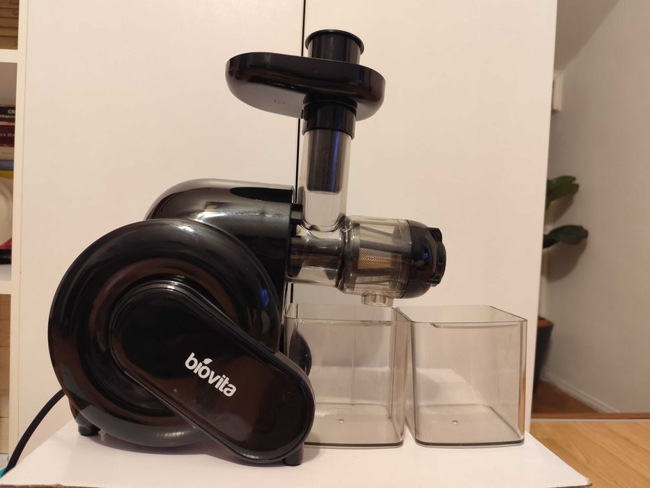 Vând storcător de fructe Biovita