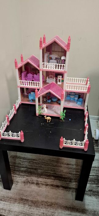 Розова къща за кукли