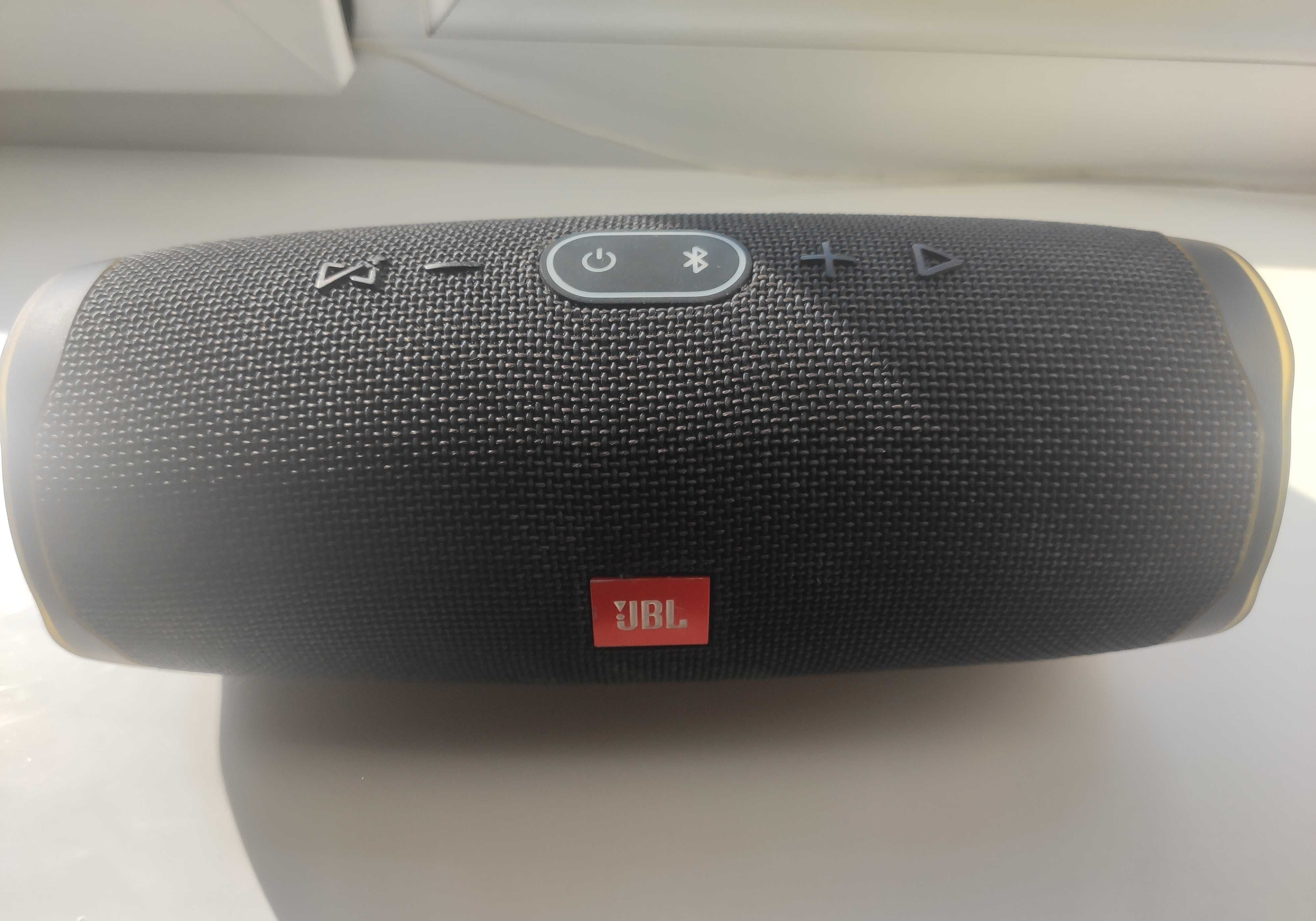 Портативная колонка JBL CHARGE 4 НЕ РАБОЧАЯ