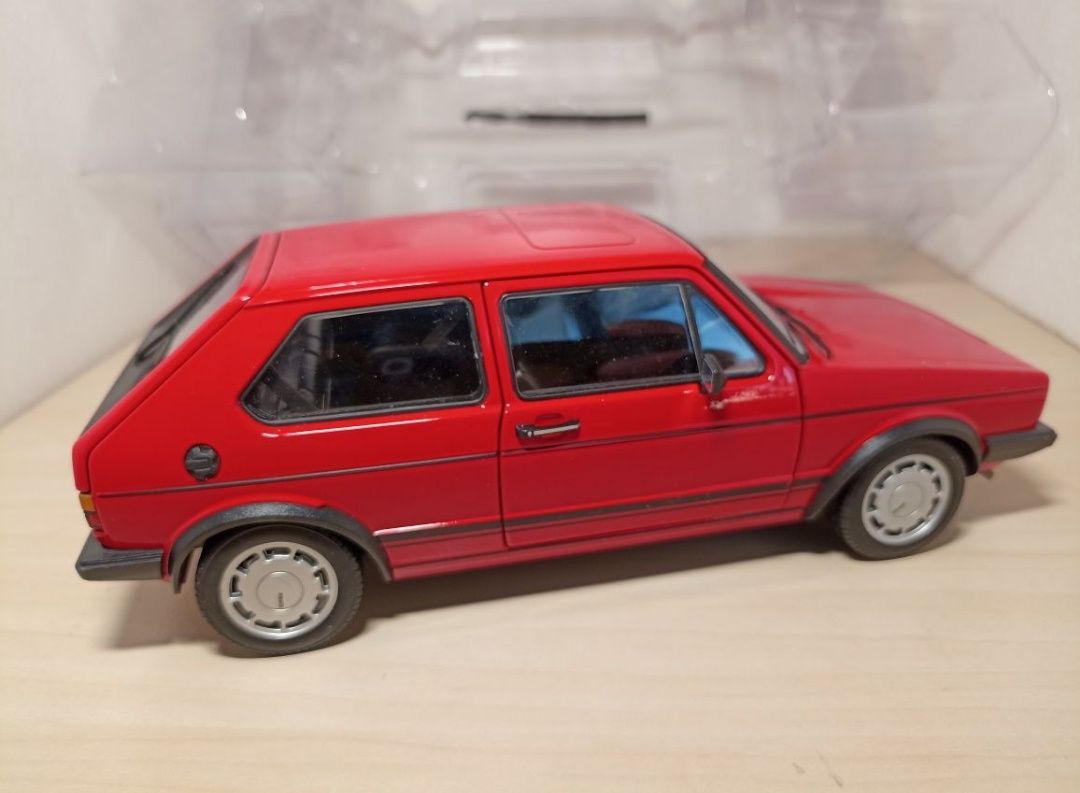 Volkswagen 
Scara 1:18
Welly 

Fotografiile fac parte din descriere...