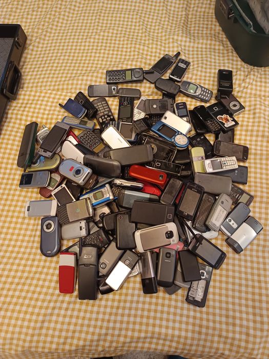 Vând 120 de telefoane