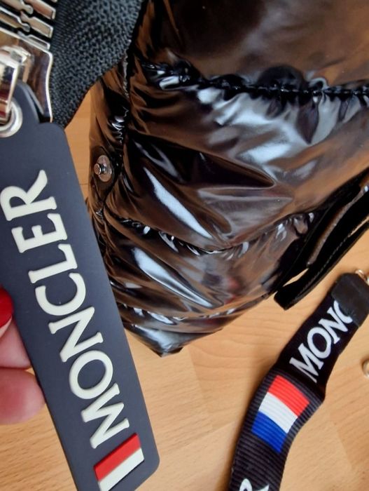 Geanta Moncler,material textil impermeabil,curea detasabila, Italia