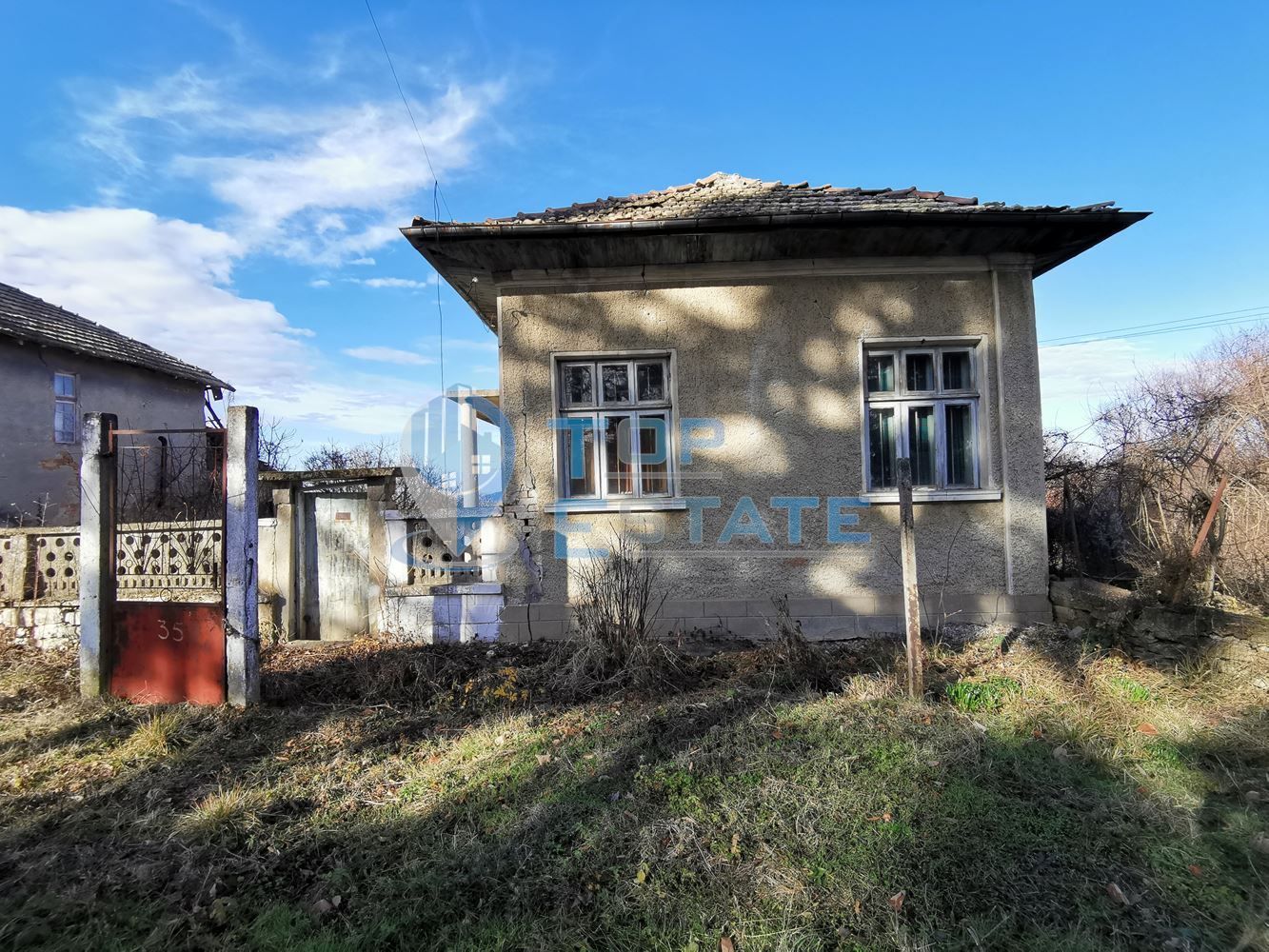 Къща с кладенец и голям двор в село Кавлак, област Велико Търново