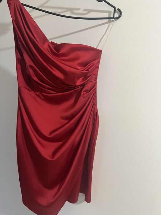 vand rochie roșie evenimente